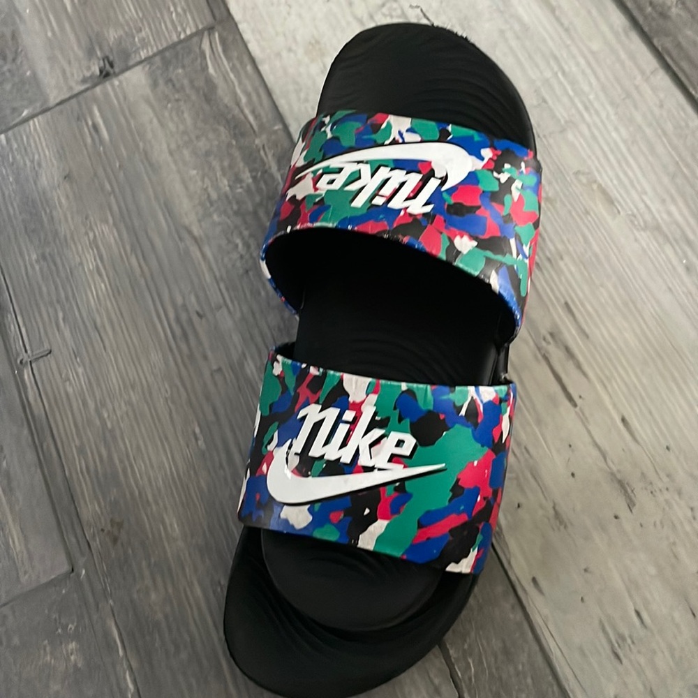 NIKE SLIPPERS.  *NEVER WORN*